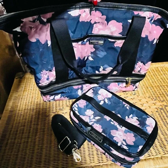Victoria’s Secret The Getaway Weekender Overnight LIMITED EDITION Travel Bag Set - Picture 3 of 14